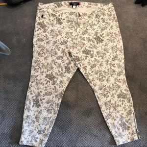 Torrid White Floral Cropped Skinny Jeans